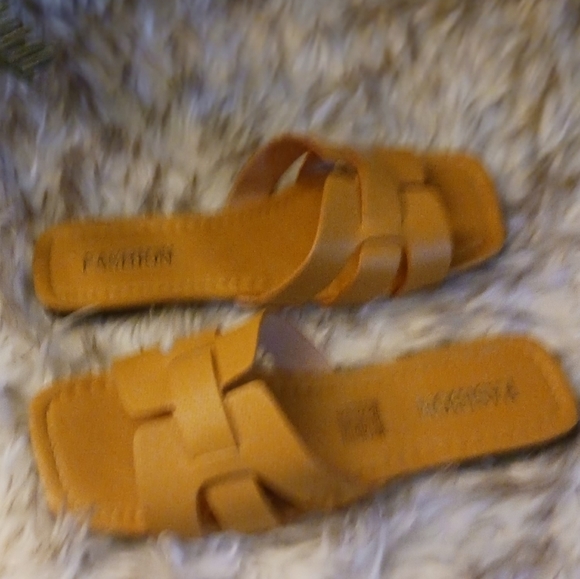 Nwot Vegan Leather Slides sz 8.5 - Picture 6 of 9